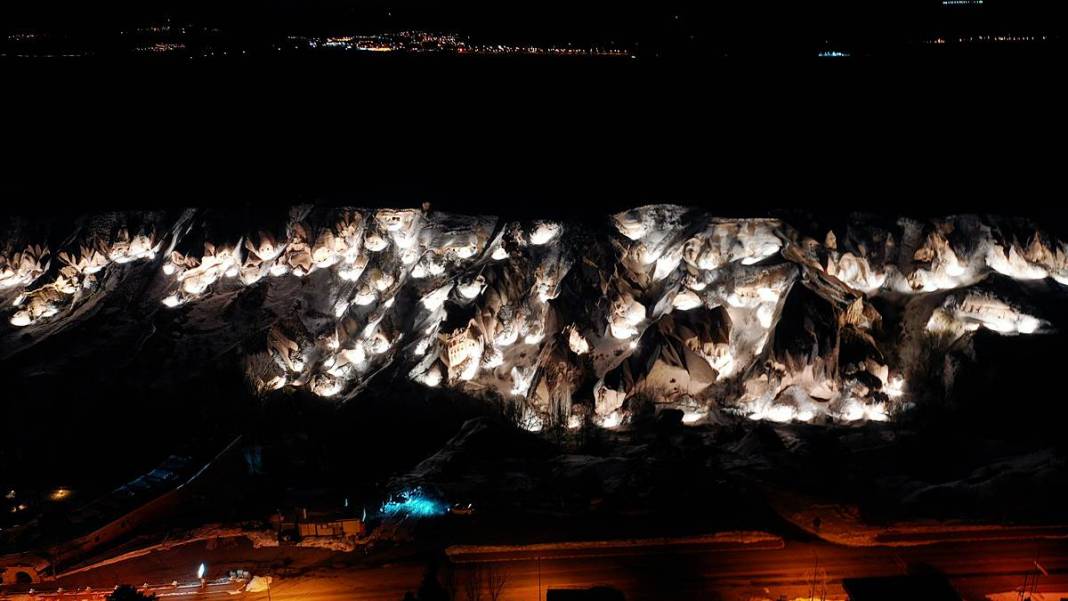 Beyaza bürünen Kapadokya büyüledi! Şehrin ışıkları geceyi aydınlattı 4